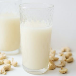 Корисні властивості та рецепт горіхового молока