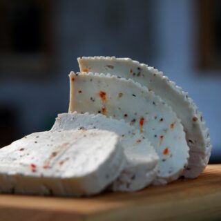 Адигейський сир — користь, шкода, рецепт приготування в домашніх умовах