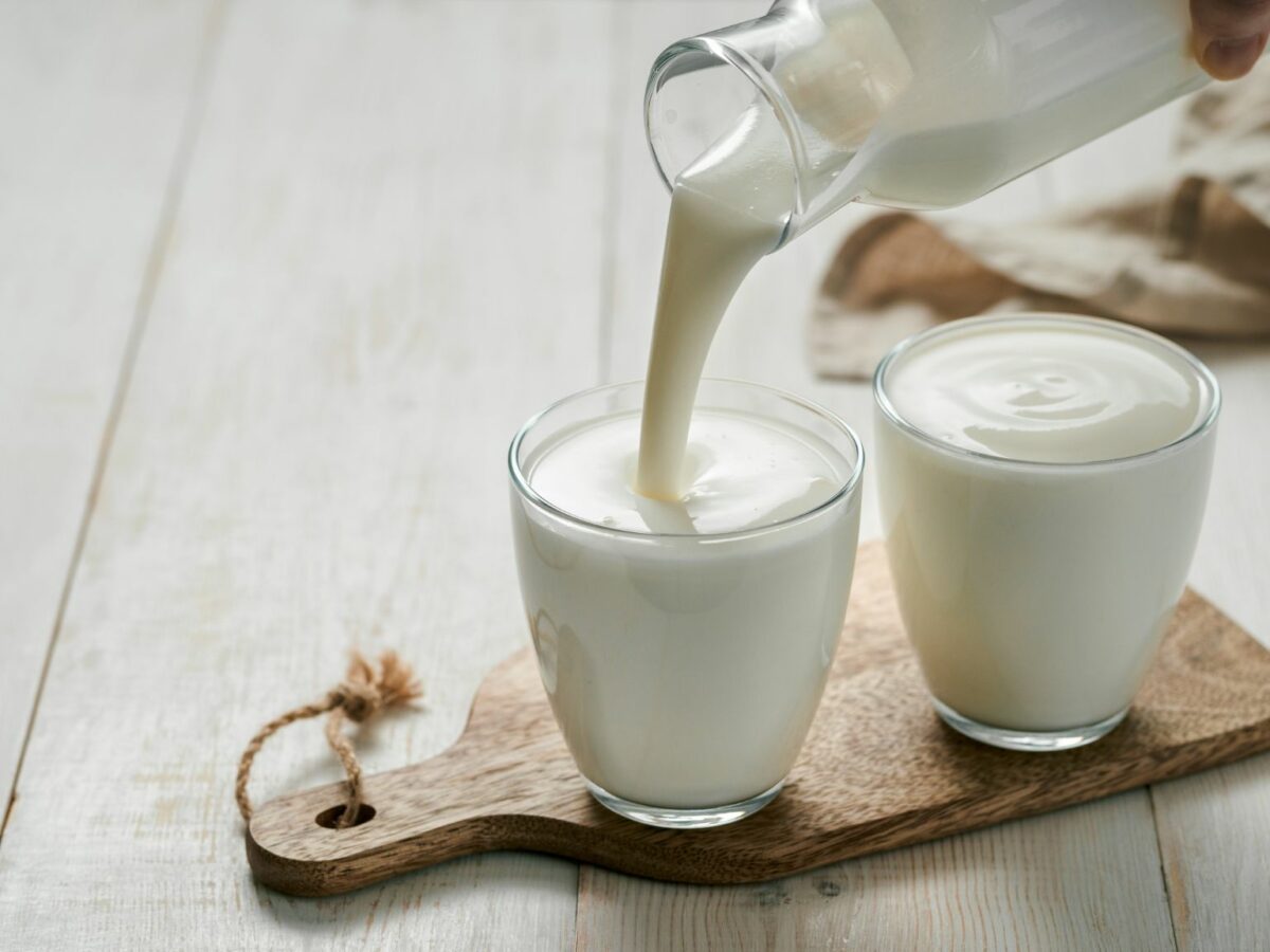 Молоко має більше лактози, що може викликати проблеми зі шлунком та кишечником.